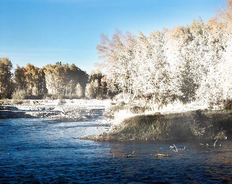 PS场景调色教程：学习将秋天的山水风景照片变成飘雪的冬季效果。
